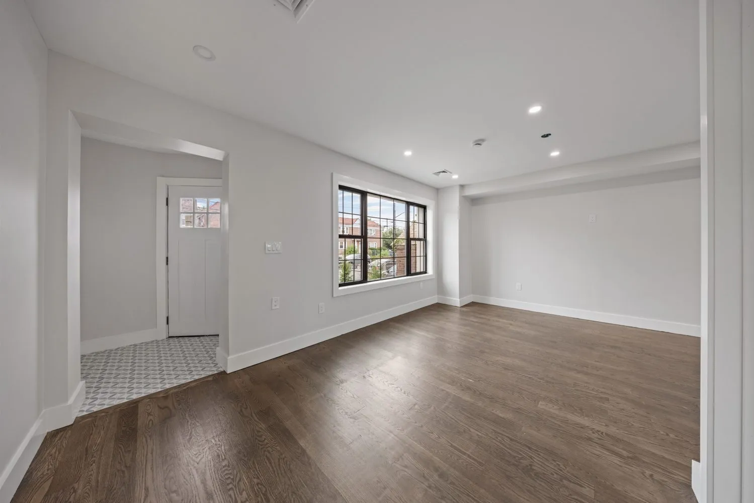 The same room empty, before virtual staging