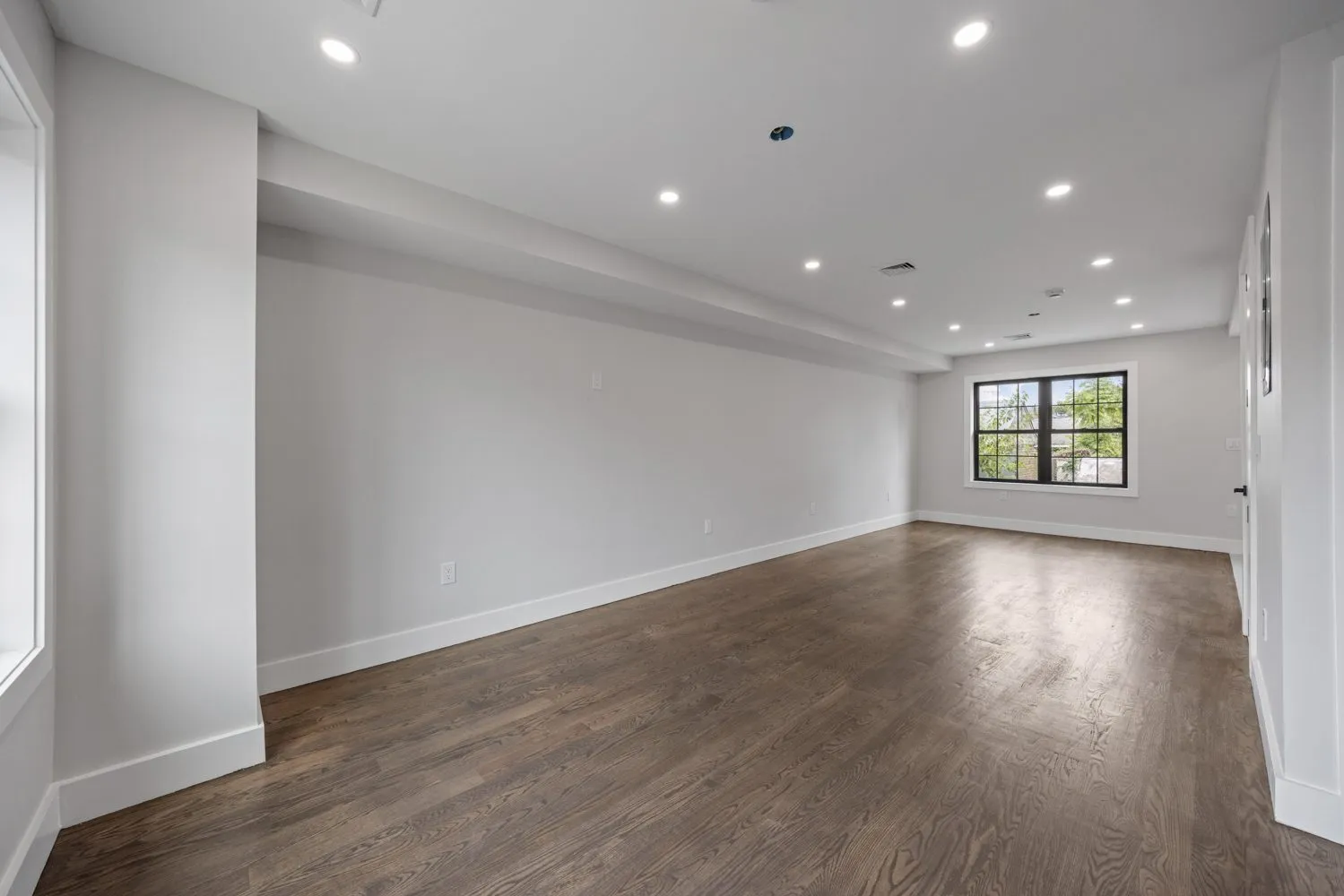 The same room empty, before virtual staging