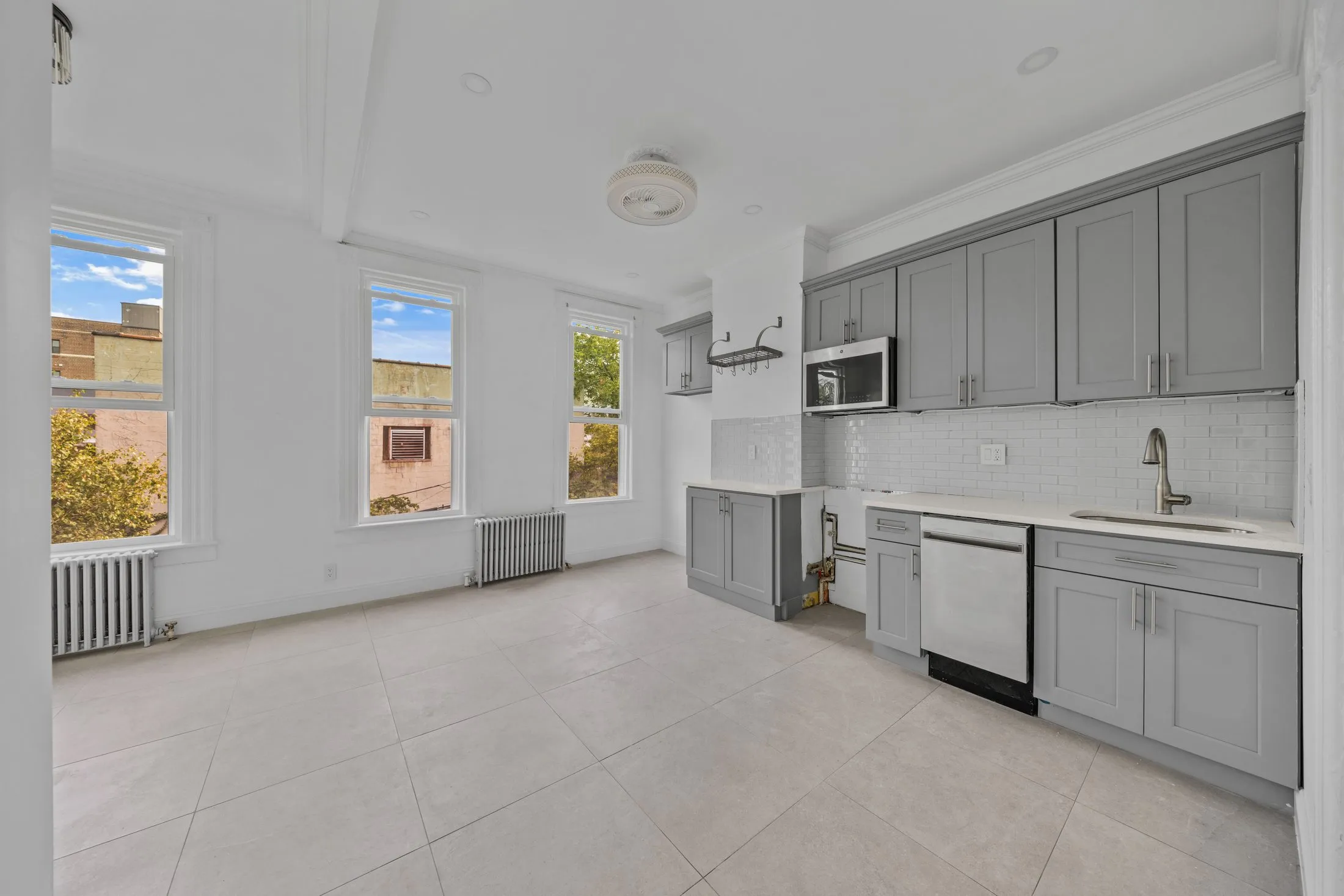 The same room empty, before virtual staging