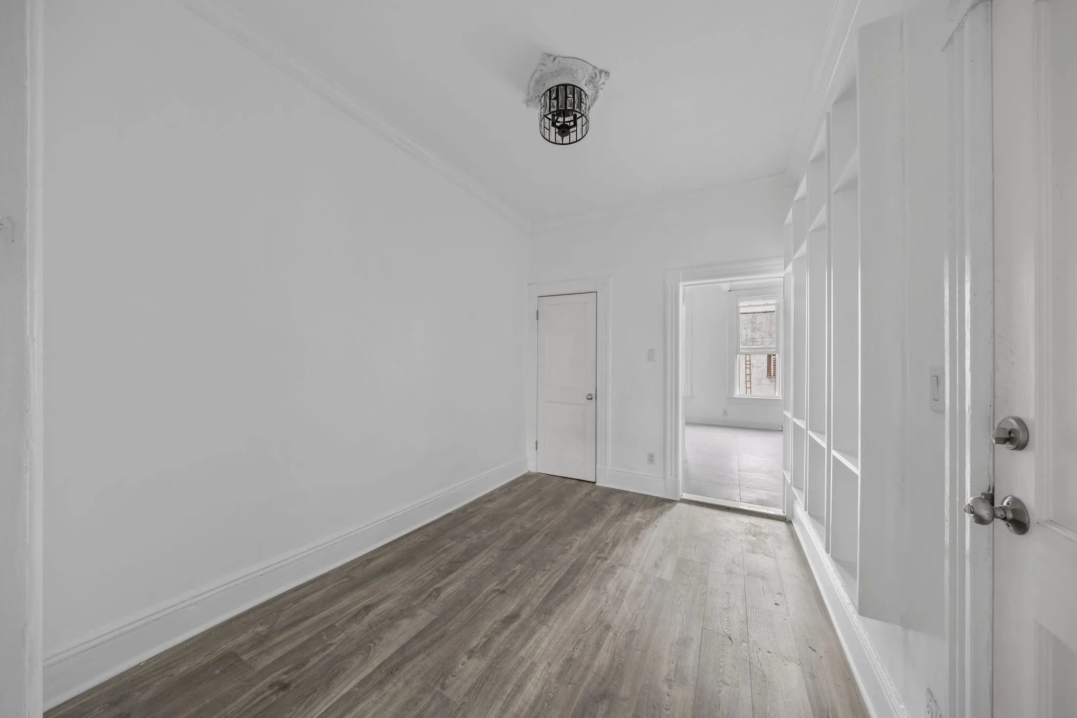 The same room empty, before virtual staging