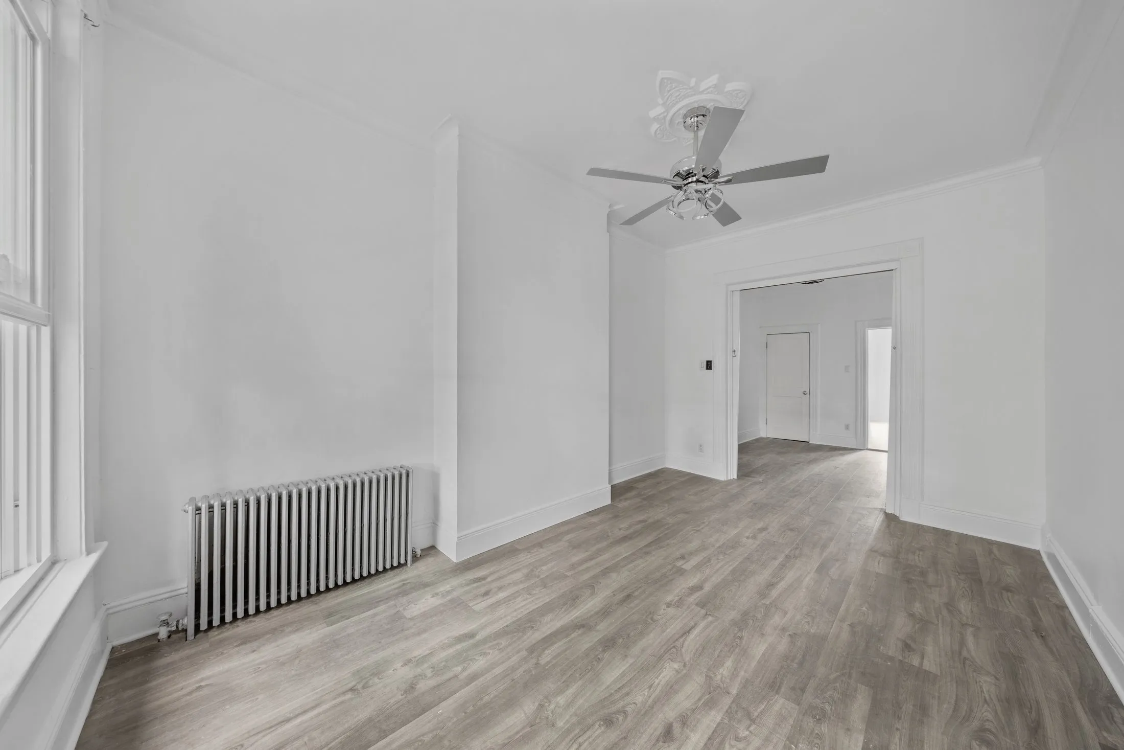 The same room empty, before virtual staging