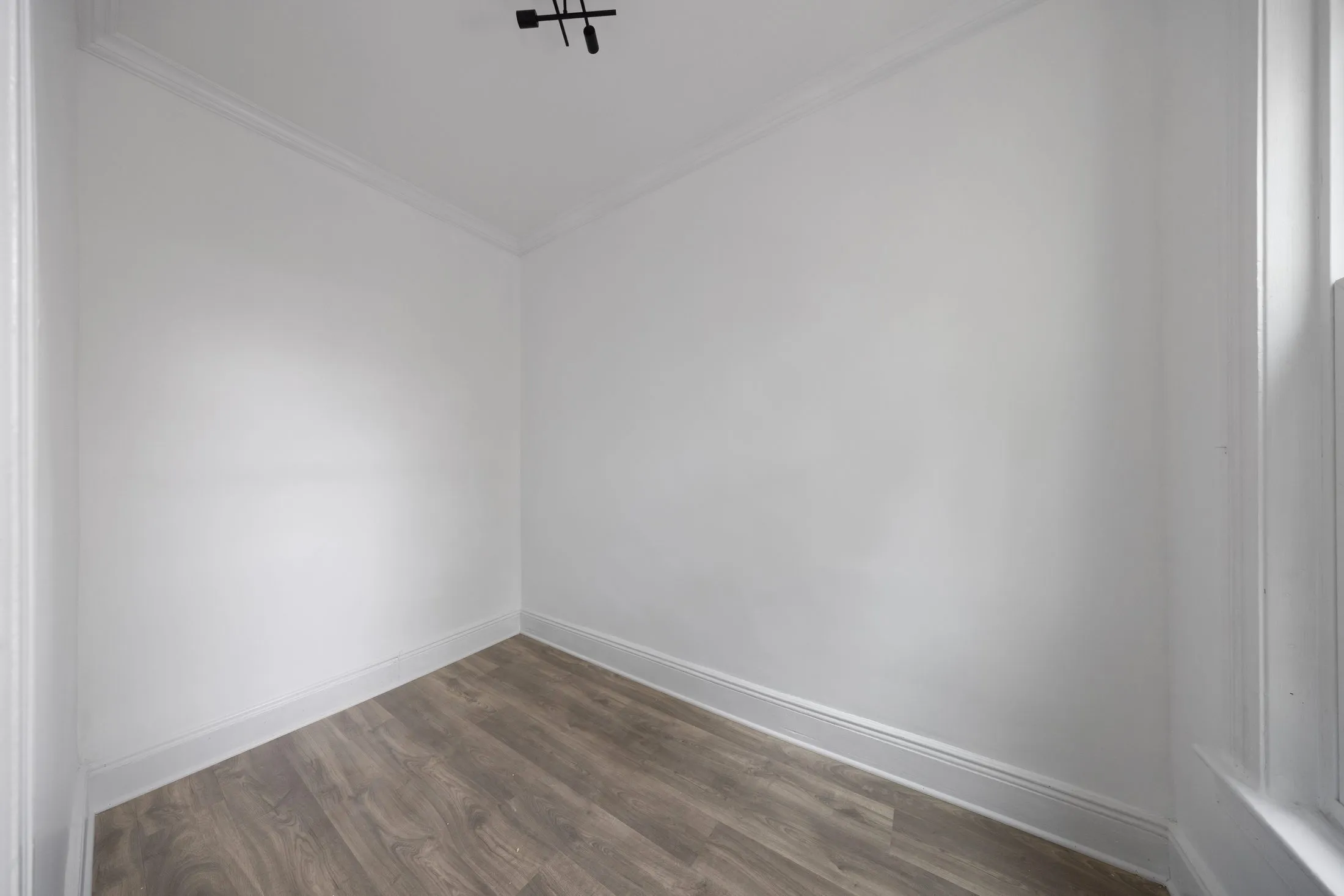 The same room empty, before virtual staging