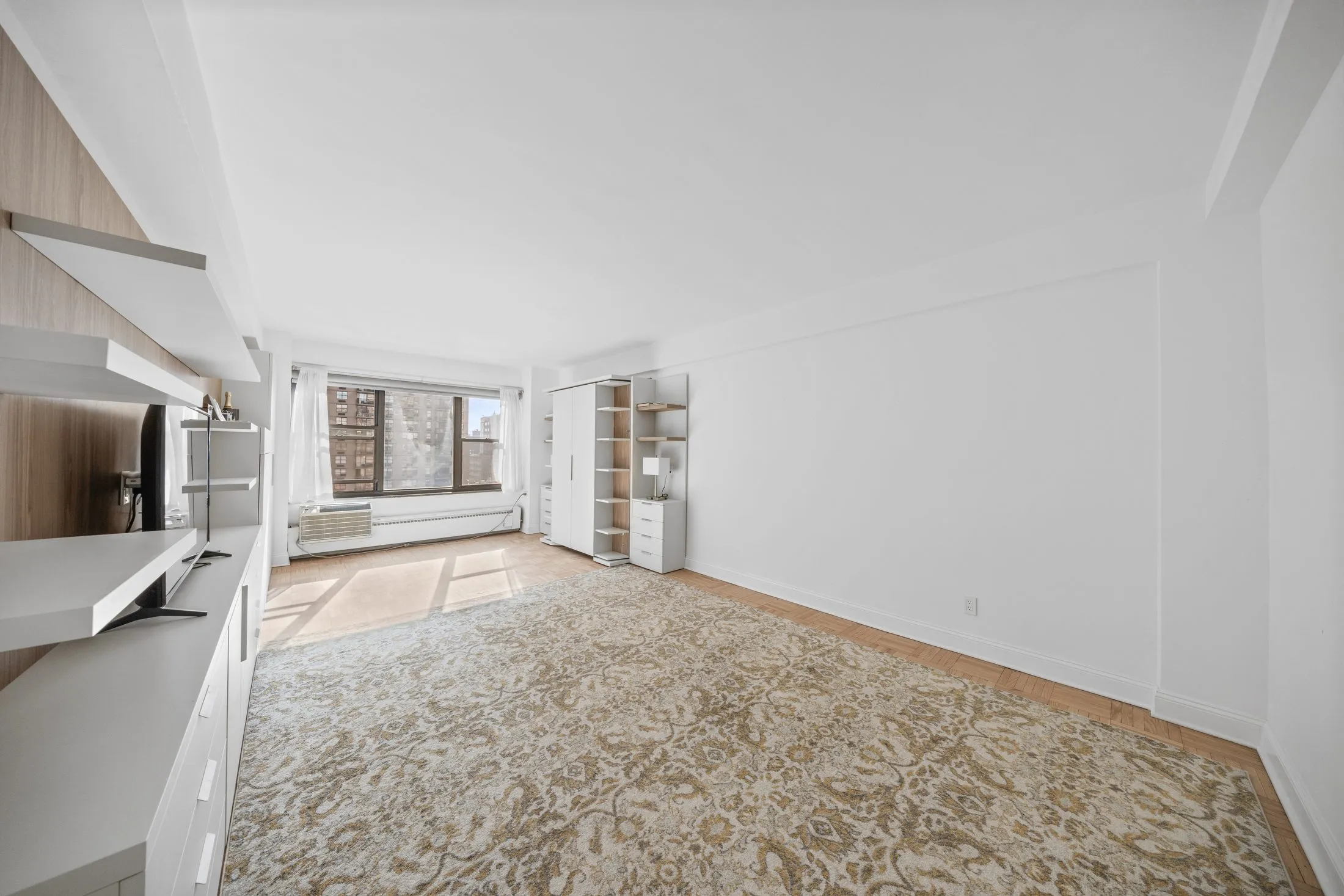 The same room empty, before virtual staging